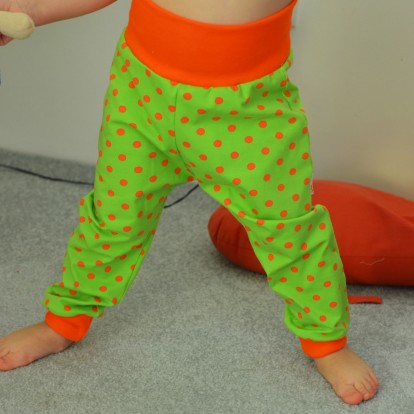 Vysokogramážní tepláčky Puntos oranž na zelené